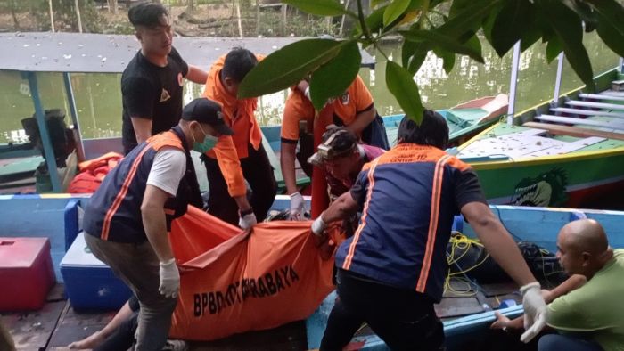 Polsek Gunung Anyar Masih Dalami Perahu Pemancing yang Terbalik dan Tewaskan 1 Orang Polsek Gunung Anyar Masih Dalami Perahu Pemancing yang Terbalik dan Tewaskan 1 Orang