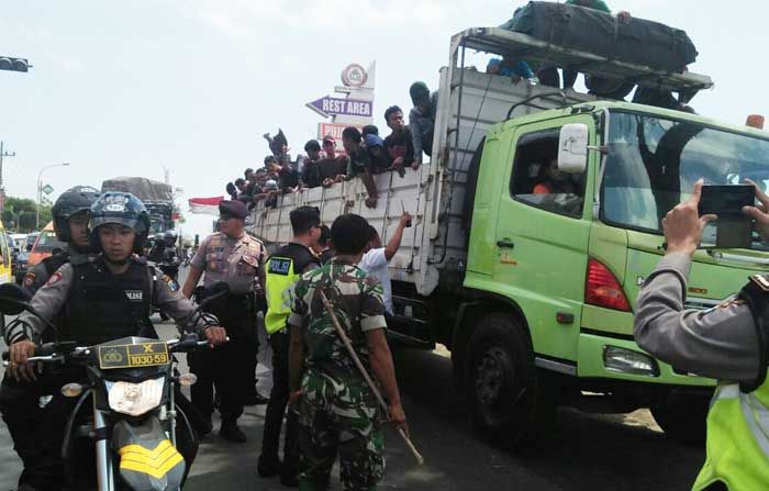 Nekat Datang ke Tuban, Ratusan Bonek Dipulangkan Nekat Datang ke Tuban, Ratusan Bonek Dipulangkan