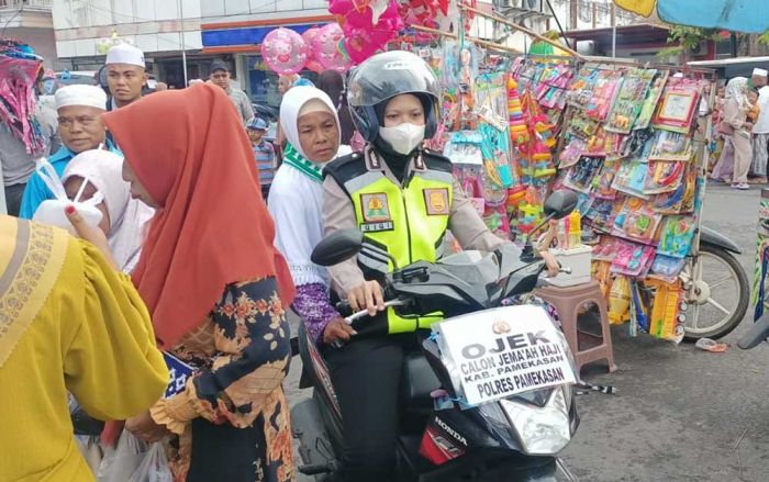 Polisi Cantik di Pamekasan ini Rela Jadi Driver Ojek Gratis Bagi Jemaah Haji Lansia Polisi Cantik di Pamekasan ini Rela Jadi Driver Ojek Gratis Bagi Jemaah Haji Lansia