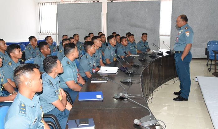 Dansatkat Koarmada II Resmi Tutup Pembekalan Intelijen 73 Perwira Satkat Dansatkat Koarmada II Resmi Tutup Pembekalan Intelijen 73 Perwira Satkat