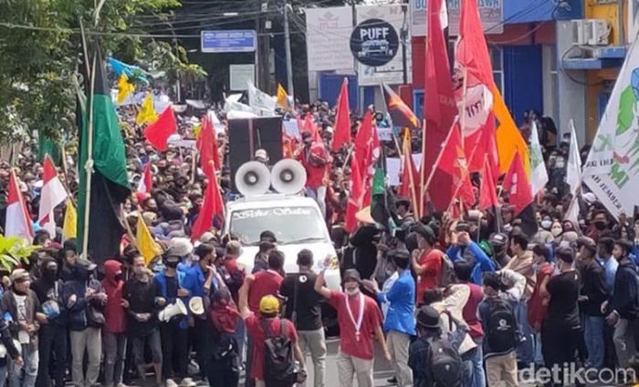 Ribuan Massa di Jember Minta UU Cipta Kerja Dicabut Ribuan Massa di Jember Minta UU Cipta Kerja Dicabut
