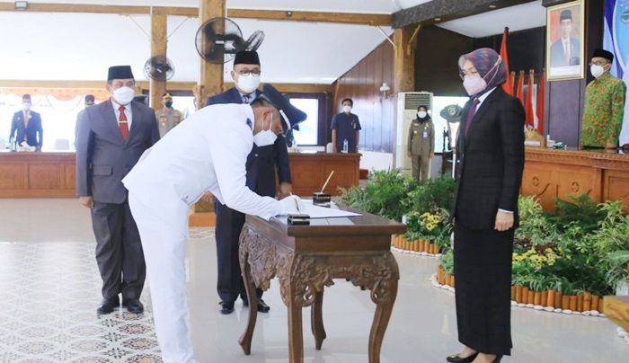 Sah, 61 Kades Terpilih di Probolinggo Resmi Dilantik Bupati Tantri Sah, 61 Kades Terpilih di Probolinggo Resmi Dilantik Bupati Tantri