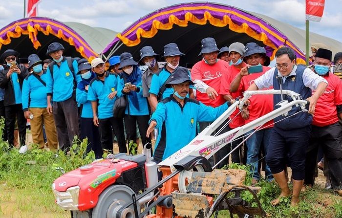 Hand Tractor On Call, Program Bajak Sawah Gratis untuk Petani Pamekasan, Cukup Telepon