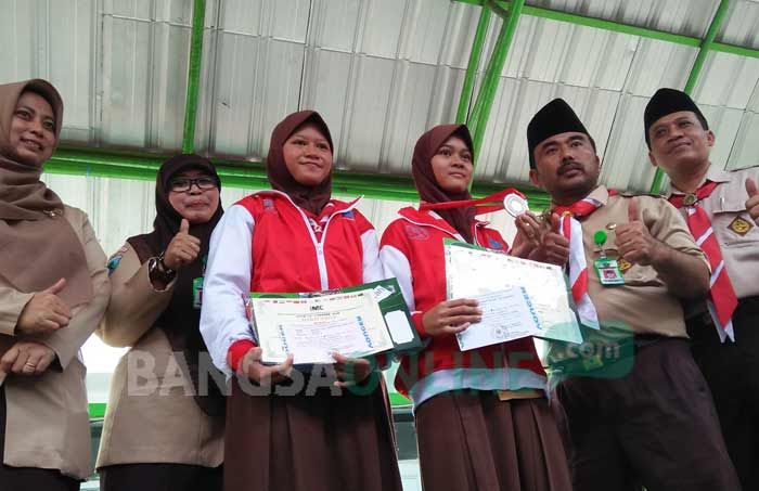 Dua Siswi MTsN Tambakberas Juara Olimpiade Internasional Matematika di Singapura