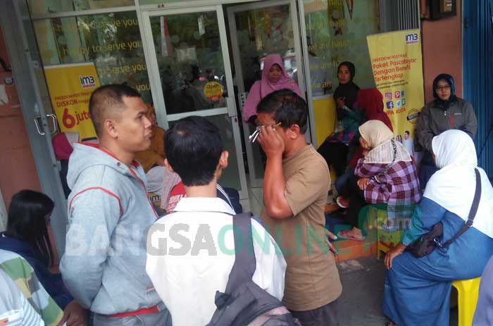 Nomor Diblokir, Ratusan Pelanggan Indosat di Blitar Geruduk Gerai Indosat