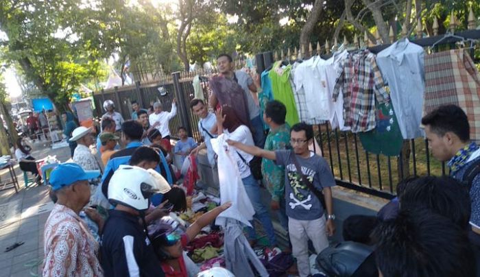 Bazar Baju Gratis yang Digelar Forum Wartawan Pamekasan Diserbu Warga