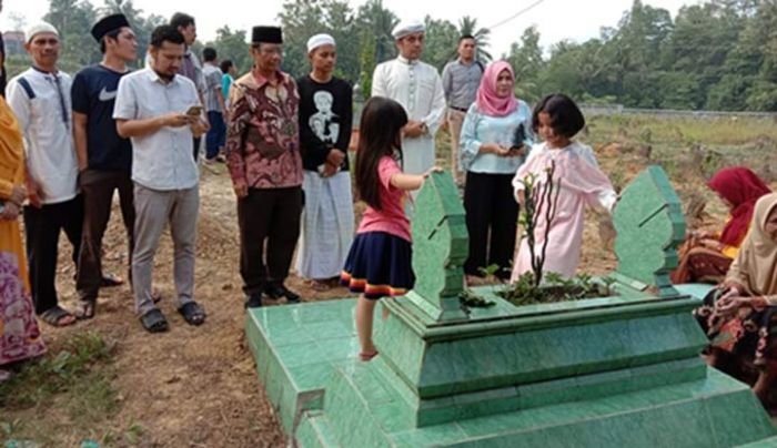 Mudik ke Pamekasan, Mahfud MD Ziarahi Makam Ayahnya Mudik ke Pamekasan, Mahfud MD Ziarahi Makam Ayahnya