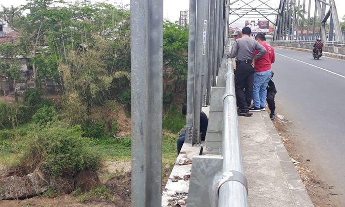 Siswa SMA di Blitar Lakukan Percobaan Bunuh Diri di Jembatan Kademangan Siswa SMA di Blitar Lakukan Percobaan Bunuh Diri di Jembatan Kademangan