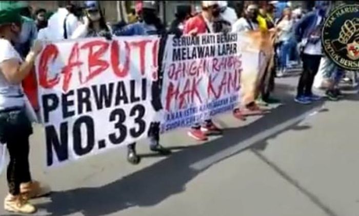 Tuntut Perwali Nomor 33 Dicabut, Ratusan Pekerja Malam dan Seni Ngeluruk Balai Kota Surabaya Tuntut Perwali Nomor 33 Dicabut, Ratusan Pekerja Malam dan Seni Ngeluruk Balai Kota Surabaya
