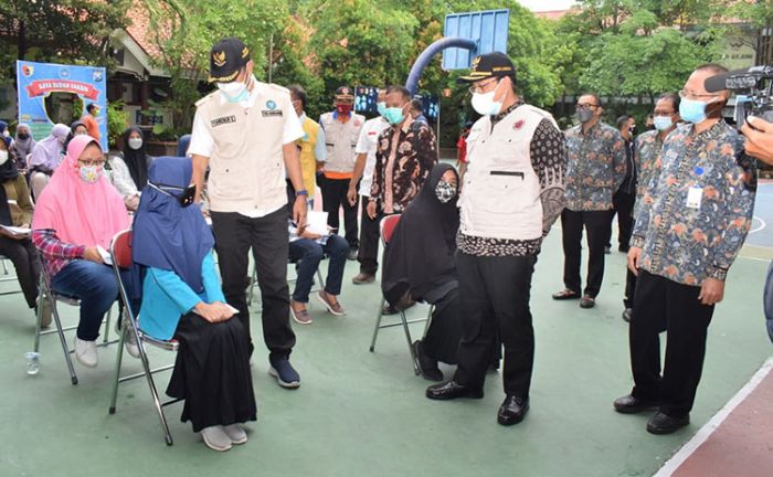 Pastikan Berjalan Lancar, Bupati Yuhronur Tinjau Percepatan Vaksinasi untuk Anak Pastikan Berjalan Lancar, Bupati Yuhronur Tinjau Percepatan Vaksinasi untuk Anak