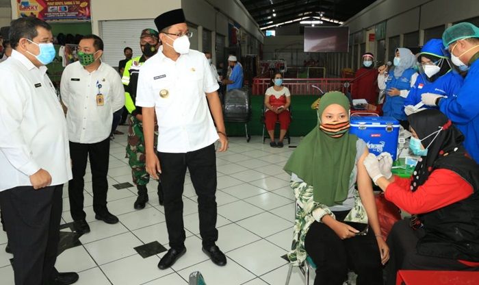 Pedagang Pasar di Sidoarjo Mulai Jalani Vaksinasi Covid-19 Pedagang Pasar di Sidoarjo Mulai Jalani Vaksinasi Covid-19