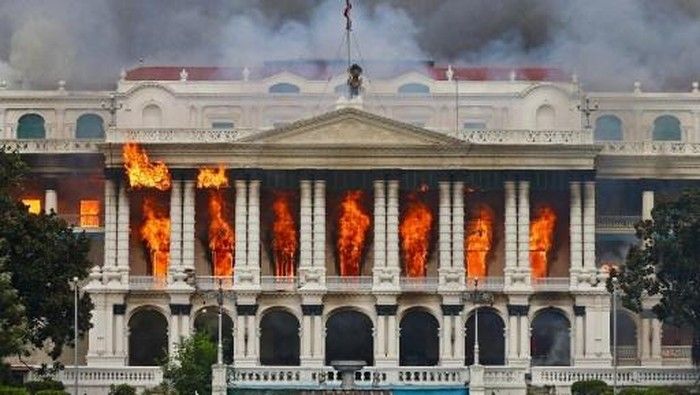 Nepal Rusuh, Istri Eks Perdana Menteri Tewas Dibakar, Menkeu Ditelanjangi, Menlu Dikeroyok Massa Nepal Rusuh, Istri Eks Perdana Menteri Tewas Dibakar, Menkeu Ditelanjangi, Menlu Dikeroyok Massa