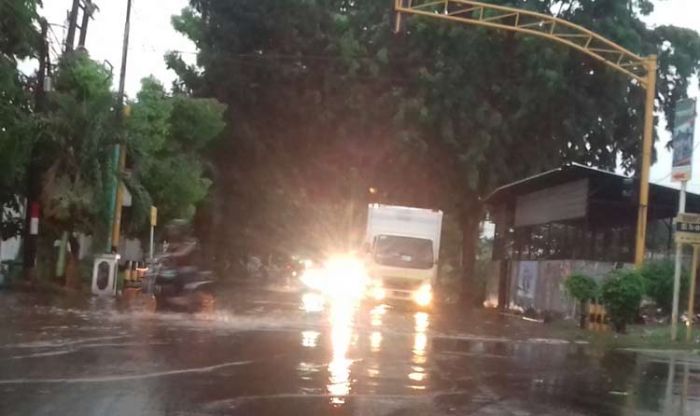 Diguyur Hujan, Jalan Brantas Probolinggo Jadi Langganan Banjir Diguyur Hujan, Jalan Brantas Probolinggo Jadi Langganan Banjir