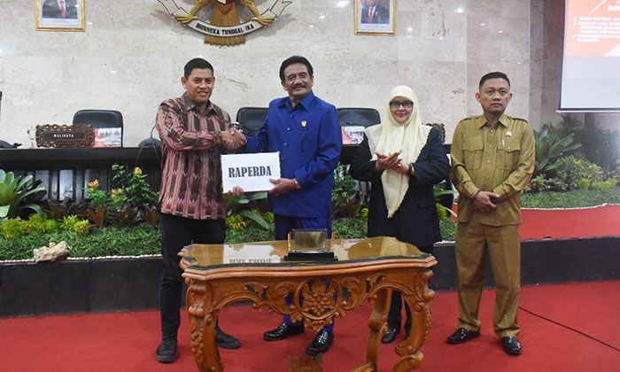 Wali Kota Kediri dan Dewan Sepakati 2 Raperda Wali Kota Kediri dan Dewan Sepakati 2 Raperda