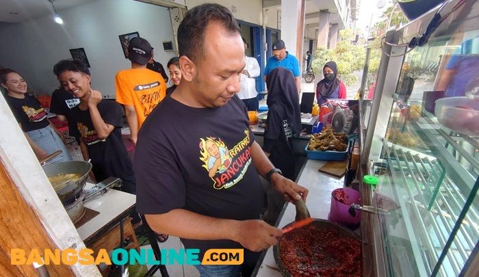 Yang Doyan Pedas, di Gresik Ada Penyetan Sambel Nyocot Kualat Yang Doyan Pedas, di Gresik Ada Penyetan Sambel Nyocot Kualat