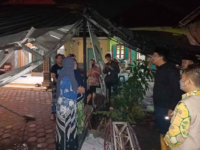 Bupati Sidoarjo Pastikan Korban Rumah Rusak Diterjang Angin Kencang Terima Bantuan Bupati Sidoarjo Pastikan Korban Rumah Rusak Diterjang Angin Kencang Terima Bantuan