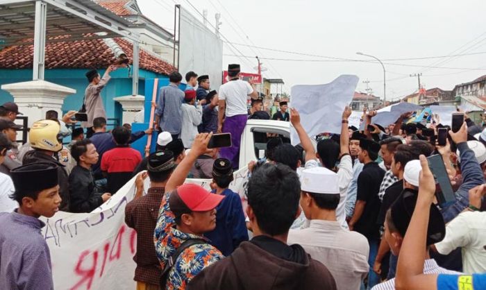 Ribuan Masyarakat Palengaan Laok Pamekasan Geruduk Kantor Camat, Tolak Pembangunan SPBU