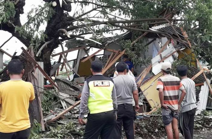 Puting Beliung di Glagah Lamongan Sebabkan 23 Rumah Rusak Parah Puting Beliung di Glagah Lamongan Sebabkan 23 Rumah Rusak Parah