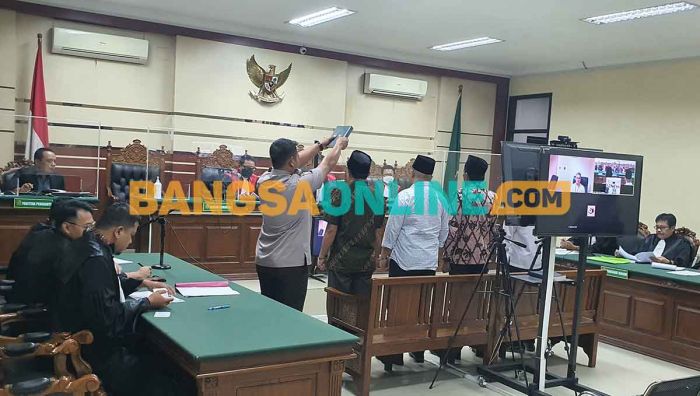 Sidang Lanjutan Kasus Korupsi Bupati Bangkalan, 2 Kades Gugup saat Ditanya Pengadaan Proyek Sidang Lanjutan Kasus Korupsi Bupati Bangkalan, 2 Kades Gugup saat Ditanya Pengadaan Proyek