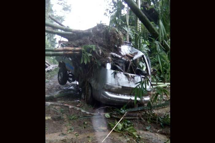 Longsor di Desa Semen, Satu Mobil Tertimpa Reruntuhan Bambu