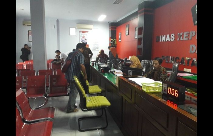 OTT Dispendukcapil Blitar, Satgas Saber Pungli Polres Ciduk 2 Calo dan 1 PNS OTT Dispendukcapil Blitar, Satgas Saber Pungli Polres Ciduk 2 Calo dan 1 PNS