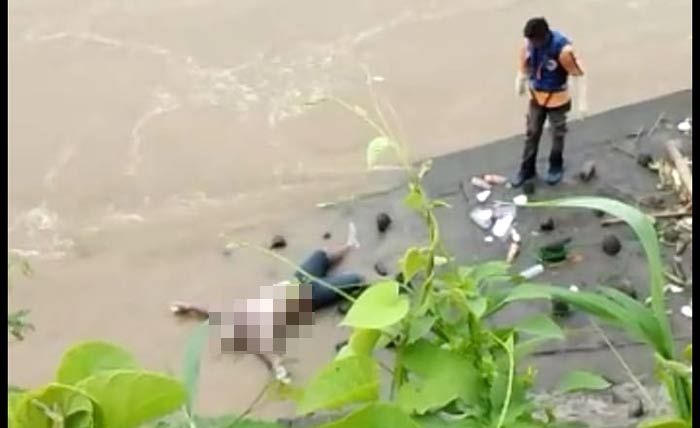 Penemuan Mayat Mr X di Bibir Sungai Tarik Gegerkan Warga Singogali Sidoarjo Penemuan Mayat Mr X di Bibir Sungai Tarik Gegerkan Warga Singogali Sidoarjo