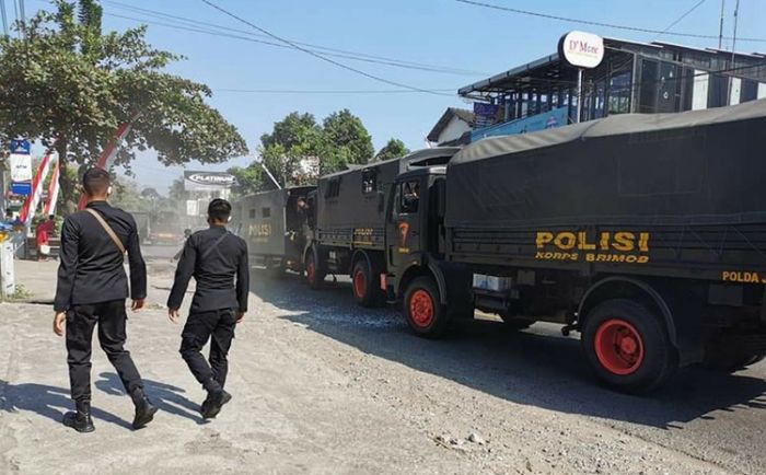 Hindari Pemotor, Iring-iringan Brimob Pengamanan Pengesahan Warga Baru PSHT Saling Tubruk Hindari Pemotor, Iring-iringan Brimob Pengamanan Pengesahan Warga Baru PSHT Saling Tubruk