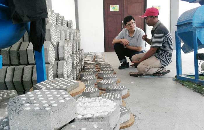 Caleg PSI Blusukan di Kampung Nelayan Surabaya, Janji Bantu Pengembangan Paving dari Limbah Kerang Caleg PSI Blusukan di Kampung Nelayan Surabaya, Janji Bantu Pengembangan Paving dari Limbah Kerang