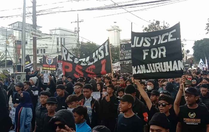 40 Hari Tragedi Kanjuruhan, Ribuan Aremania Turun ke Jalan, Serukan Aksi Perlawanan 40 Hari Tragedi Kanjuruhan, Ribuan Aremania Turun ke Jalan, Serukan Aksi Perlawanan
