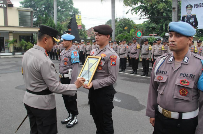 Pimpin Upacara PTDH, Kapolres Kediri Kota Berharap Tidak Ada Lagi Pelanggaran di Institusi Polri Pimpin Upacara PTDH, Kapolres Kediri Kota Berharap Tidak Ada Lagi Pelanggaran di Institusi Polri