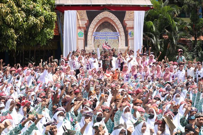 Bentuk Gerakan Cinta Budaya, Ribuan Siswa SMPN 4 Sidoarjo Bikin Udeng Pacul Gowang Bentuk Gerakan Cinta Budaya, Ribuan Siswa SMPN 4 Sidoarjo Bikin Udeng Pacul Gowang