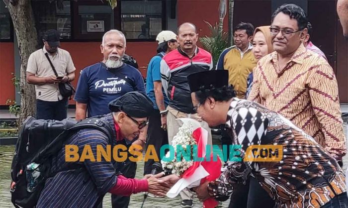 Apresiasi Kinerja KPU dan Bawaslu, Pegiat Seni Pecut Samandiman di Kota Kediri Gelar Aksi Simpatik