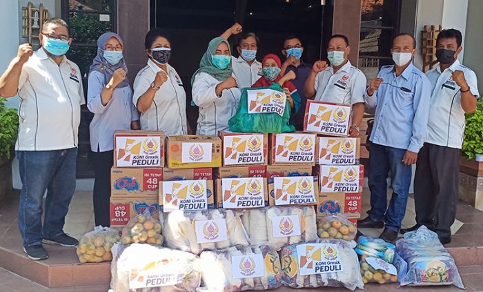 Peduli Warga Terdampak Covid-19, KONI Gresik Serahkan Bantuan Sembako ke Dapur Umum Posko Darurat Peduli Warga Terdampak Covid-19, KONI Gresik Serahkan Bantuan Sembako ke Dapur Umum Posko Darurat