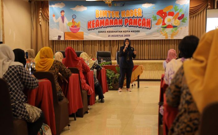 Dinkes Kota Kediri dan Loka POM Kediri Ajak Kader Beri Edukasi Keamanan Pangan ke Masyarakat Dinkes Kota Kediri dan Loka POM Kediri Ajak Kader Beri Edukasi Keamanan Pangan ke Masyarakat