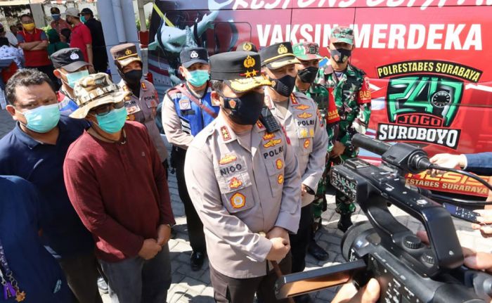 Kapolda Jatim Cek Efektivitas Mobil Respons Cepat Vaksinasi Kapolda Jatim Cek Efektivitas Mobil Respons Cepat Vaksinasi