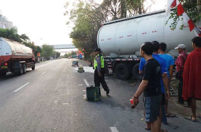 Sopir Ngantuk, Truk Tangki Seruduk Pick Up dan Rumah di Jalur Pantura Tuban