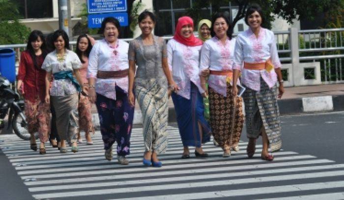 Pegawai Sekretariat DPRD Surabaya Show di Zebra Cross, Pengendara Melongo Pegawai Sekretariat DPRD Surabaya Show di Zebra Cross, Pengendara Melongo