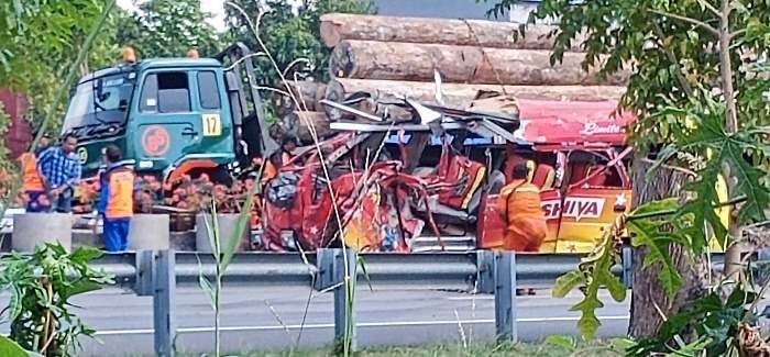Kecelakaan Maut di Tol Kebomas, Rombongan Pengantin Ditabrak Truk Trailer, Elf tak Berbentuk Kecelakaan Maut di Tol Kebomas, Rombongan Pengantin Ditabrak Truk Trailer, Elf tak Berbentuk