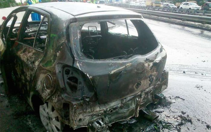 Tabrak Barrier, Toyota Yaris Terbakar di Tol Waru-Juanda Tabrak Barrier, Toyota Yaris Terbakar di Tol Waru-Juanda