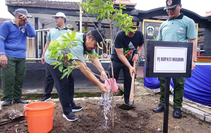 Tanam Sejuta Pohon, Pemkab Madiun Harapkan Kesadaran Masyarakat Turunkan Pemanasan Global Tanam Sejuta Pohon, Pemkab Madiun Harapkan Kesadaran Masyarakat Turunkan Pemanasan Global