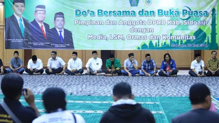 DPRD Sidoarjo Gelar Doa Bersama untuk Bangsa DPRD Sidoarjo Gelar Doa Bersama untuk Bangsa