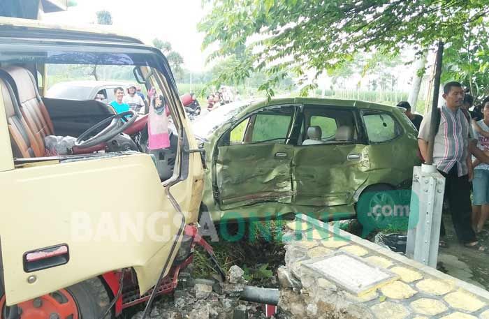 Avanza Ringsek Ditabrak Truk di Jalan Raya Desa Balongombo Jombang