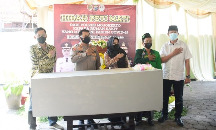 Polres Mojokerto Beri Hibah 150 Peti Jenazah untuk 6 RS Rujukan Covid-19 Polres Mojokerto Beri Hibah 150 Peti Jenazah untuk 6 RS Rujukan Covid-19