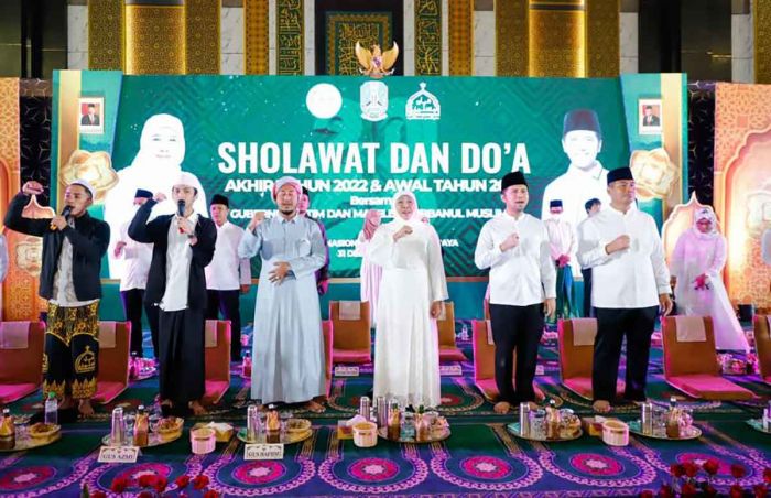 Gubernur Khofifah Ajak Ribuan Warga Jatim Berdoa Tahun 2023 Penuh Keberkahan dan Kebaikan Gubernur Khofifah Ajak Ribuan Warga Jatim Berdoa Tahun 2023 Penuh Keberkahan dan Kebaikan
