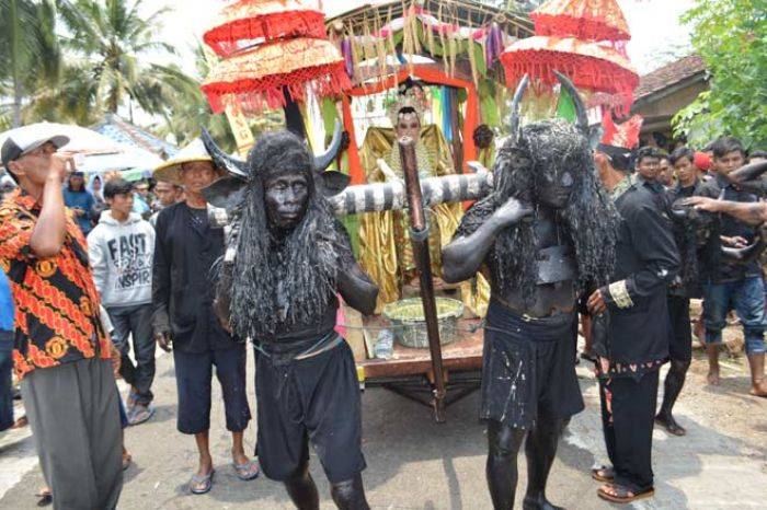 Ritual Kebon-Keboan Sambut Suro Dijubeli Warga, Panggung pun Ambrol Ritual Kebon-Keboan Sambut Suro Dijubeli Warga, Panggung pun Ambrol