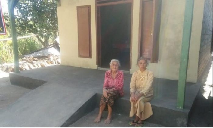 Mbah Jaitun Senang Rumahnya Direnovasi oleh Tim TMMD Mbah Jaitun Senang Rumahnya Direnovasi oleh Tim TMMD
