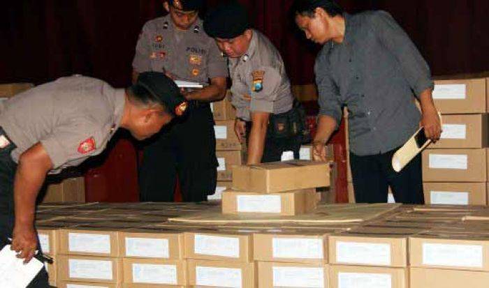KPU Trenggalek Kekurangan 3.152 Surat Suara KPU Trenggalek Kekurangan 3.152 Surat Suara