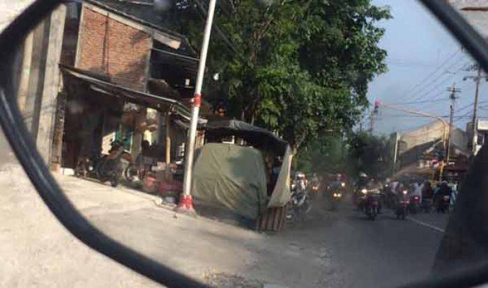 Cuek, PKL di Kota Kediri tetap Berjualan di Siang Hari Cuek, PKL di Kota Kediri tetap Berjualan di Siang Hari