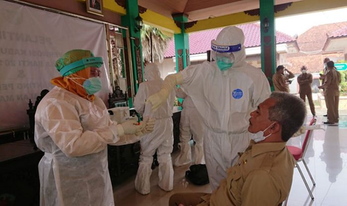 Cegah Sebaran Covid-19, Wabup dan Seluruh Pimpinan OPD di Bangkalan Jalani Tes Swab Cegah Sebaran Covid-19, Wabup dan Seluruh Pimpinan OPD di Bangkalan Jalani Tes Swab