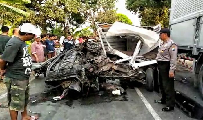 Kecelakaan Maut di Krembung, Pikap Hancur Usai Tabrak Tronton, Dua Orang Tewas di Lokasi